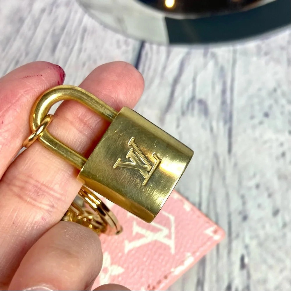 Louis Vuitton lock keychain with charms - Picture 3 of 5